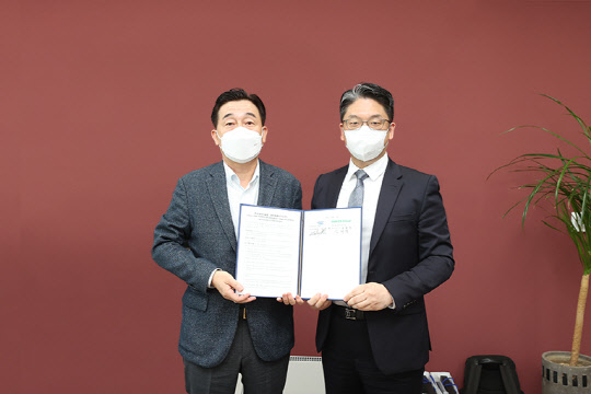 김태창(왼쪽) 네이버클라우드 전무와 김민수 카이스트 학술문화원장이 기존 정보시스템의 클라우드 전환·차세대 통합정보시스템 구축 MOU(업무협약)를 체결하고 기념사진을 촬영하고 있다. 네이버클라우드 제공